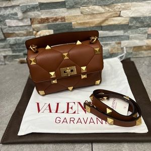 VALENTINO
MEDIUM ROMAN STUD THE SHOULDER BAG IN GRAINY CALFSKIN